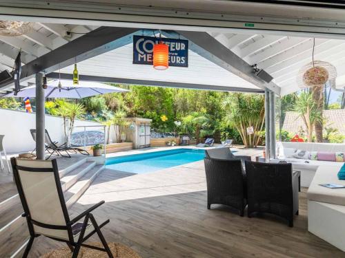 Photo de la galerie de l'établissement Villa d'architecte avec piscine chauffée et borne de recharge, parfaite pour des vacances en famille - FR-1-791-4, à Soorts-Hossegor