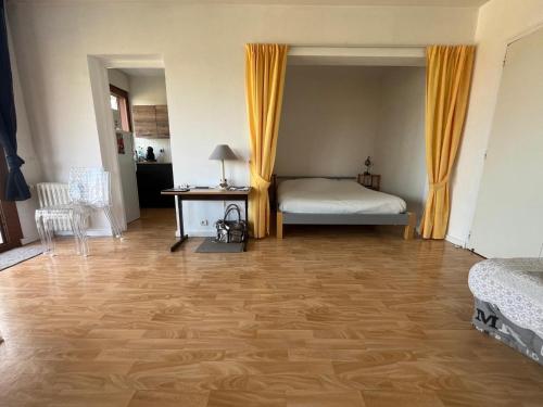 Photo de la galerie de l'établissement Spacieux appartement proche centre-ville avec balcon et garage - FR-1-498-107, à Évian-les-Bains