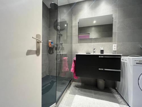 Photo de la galerie de l'établissement Spacieux appartement proche centre-ville avec balcon et garage - FR-1-498-107, à Évian-les-Bains