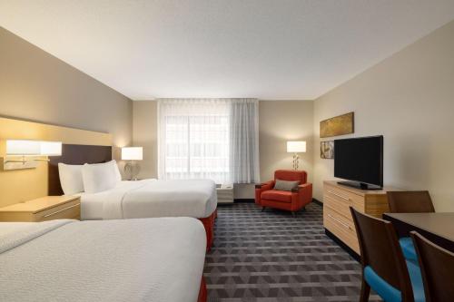 Un pat sau paturi într-o cameră la TownePlace Suites by Marriott Williamsport