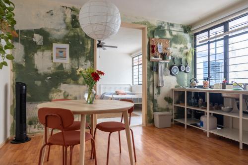 ein Esszimmer mit einem Tisch und einigen Stühlen in der Unterkunft Gran casa para amigos a 4 cuadras del Zocalo in Oaxaca de Juárez