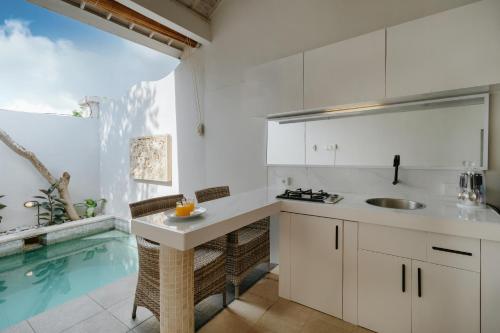 Kuchyň nebo kuchyňský kout v ubytování Villa Nakula Suites