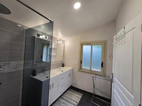 une salle de bain avec un lavabo et une douche en verre dans l'établissement Maison Périgourdine avec Cheminée, Jardin Privé & Wifi, Proche Sarlat et Vallée de la Dordogne - FR-1-616-49, à Sainte-Mondane