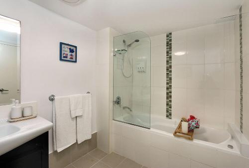 Ένα μπάνιο στο Platinum Apartments Unit 7