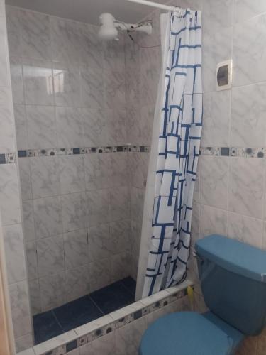 Ένα μπάνιο στο Acogedora habitación