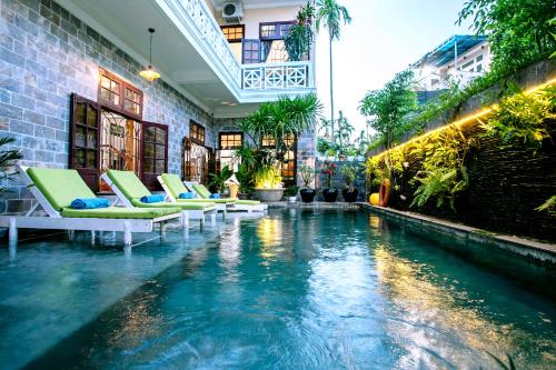A piscina localizada em Ngan Phu Villa ou nos arredores