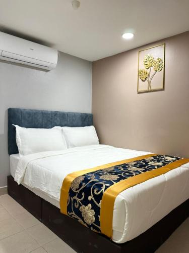 a bedroom with a bed with a blue and white blanket at SS Grey House in Kuala Lumpur