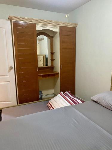Postel nebo postele na pokoji v ubytování Budget Family 2BR Fast Wifi Free Pool beside SM Mall