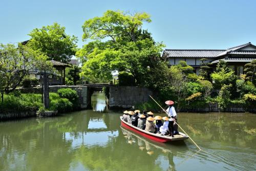 a group of people in a boat on a river at 池の山荘 in Yame