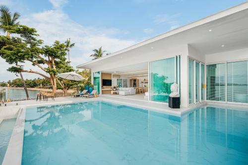 a swimming pool in a villa with a view of the ocean at Beachfront Secret Tides Villa Mar in Bangrak Beach