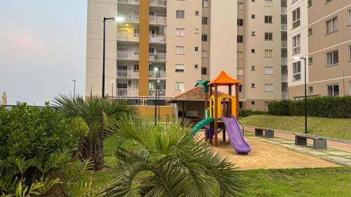 ein Spielplatz vor einem Wohnhaus in der Unterkunft Home Club em Barra Velha in Barra Velha