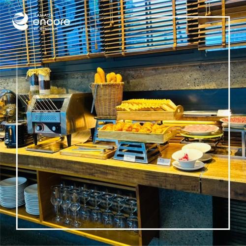 uma cozinha com um balcão com comida em Adora Mira Riverside - Upgrading for your comfort em Cidade de Ho Chi Minh