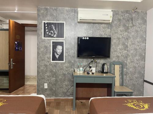 Una televisión o centro de entretenimiento en Cozi Hotel