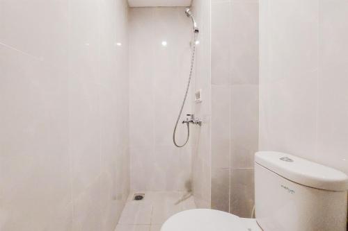 Koupelna v ubytování Gorgeous and Homey 2BR Serpong Garden Apartment By Travelio