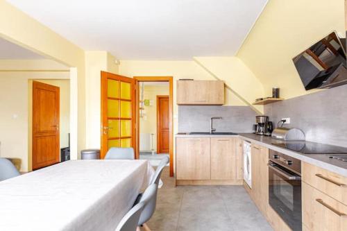 - une cuisine avec un lit blanc dans une chambre dans l'établissement séjour 6 pers.( atypique ) f4 110 m2, à Houssen