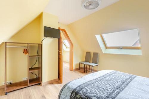 a bedroom with a bed and a window in a room at séjour 6 pers.( atypique ) f4 110 m2 in Houssen