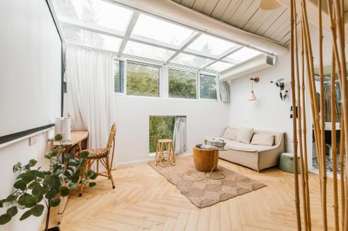 a living room with a skylight at Shanghai ruochu designer Guesthouse上海若初设计师民宿--近上海浦东国际机场及迪士尼 in Shanghai