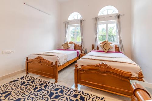 Postel nebo postele na pokoji v ubytování Emerald Stays Ooty By VOYE HOMES , Italian Luxury near Ooty Emerald Lake