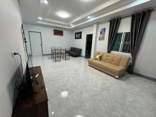 TV a/nebo společenská místnost v ubytování 3-Bedroom Chiang Mai House with Parking & Garden