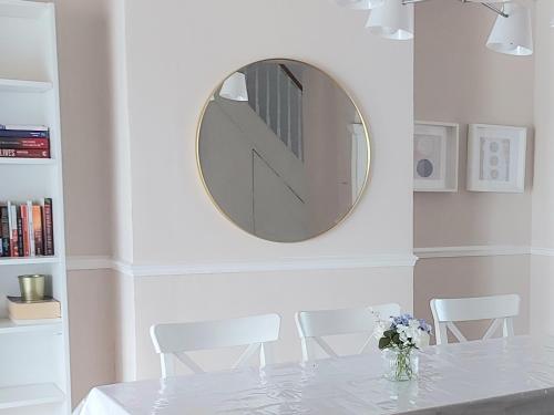 Fotografie z fotogalerie ubytování Beautiful Bright Three Bedroom House in Brighton and Hove with free parking v destinaci Portslade