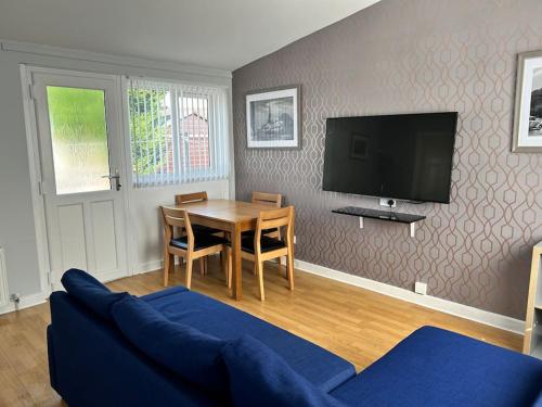 Μια τηλεόραση ή/και κέντρο ψυχαγωγίας στο One Bedroom Bungalow Loanhead, Midlothian, Nr Edinburgh