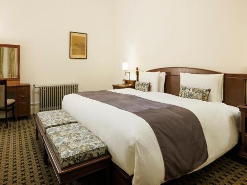 Ein Bett oder Betten in einem Zimmer der Unterkunft The Fujiya Hotel