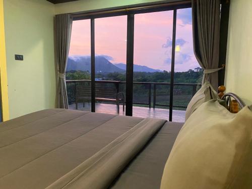 Pemandangan gunung umum atau pemandangan gunung yang diambil dari hotel