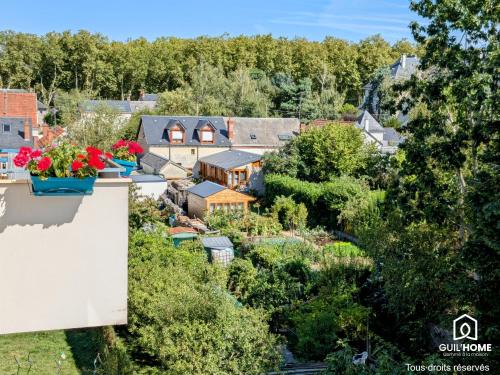 - une vue aérienne sur une maison ornée de fleurs sur le toit dans l'établissement La Levée - Balcon ensoleillé - Parking gratuit rue, à Orléans