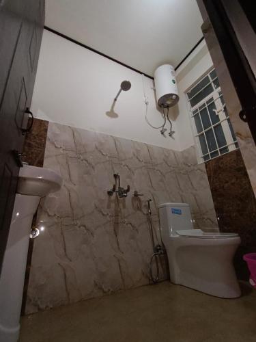 シロンにあるSK Guest Houseのトイレと洗面台付きのバスルーム