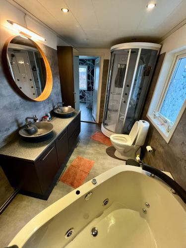 a bathroom with two sinks and a bath tub at Villa i Kiruna in Kiruna