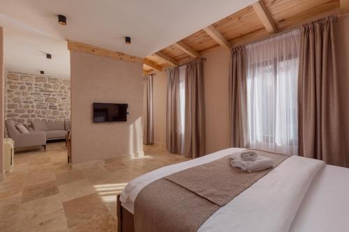Una cama o camas en una habitación de Conte Hotel & Restaurant
