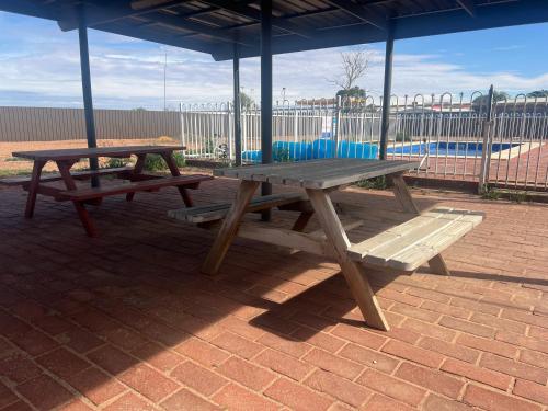 Econo Lodge Port Augustaにあるバルコニーまたはテラス