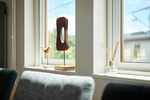 a room with a window with a chair and sculptures at VILLA Naebo Sapporo Beer Park Hocance in Sapporo