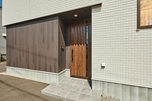 a wooden door on the side of a building at VILLA Naebo Sapporo Beer Park Hocance in Sapporo