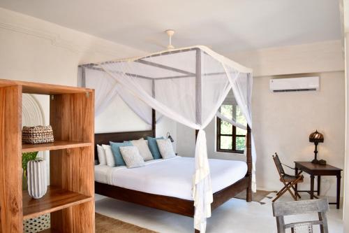 Postel nebo postele na pokoji v ubytování Qambani Luxury Resort