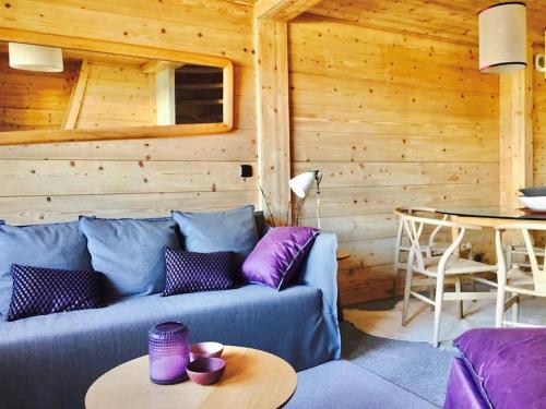 un salon avec un canapé bleu et une table dans l'établissement Lovely 4 bedroom apt ski-in ski-out with sauna, aux Houches