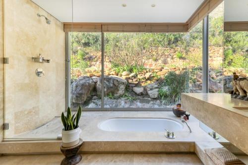 une salle de bain avec baignoire et une grande fenêtre dans l'établissement Flightdeck, au Cap