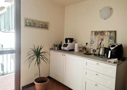 Kuchyň nebo kuchyňský kout v ubytování Lo studio nel borgo