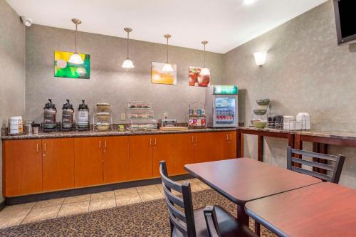 a fast food restaurant with a table and a counter at Quality Inn & Suites Livermore Wine Country in Livermore