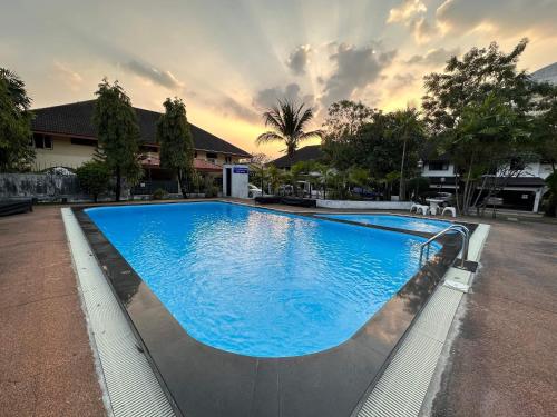 a large blue swimming pool in front of a building at Newly-renovated Modern Private Thai Villa with Swimming Pool in Ban Khlong Samrong