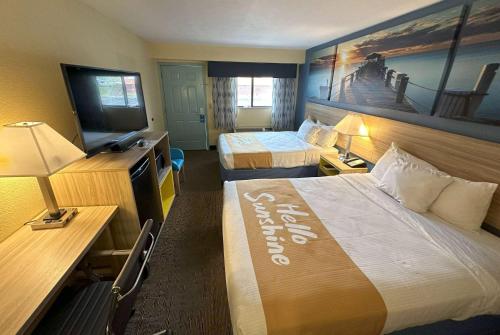 Ένα ή περισσότερα κρεβάτια σε δωμάτιο στο Days Inn by Wyndham Renfro Valley Mount Vernon