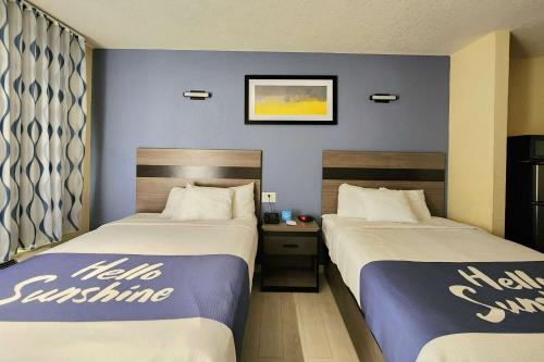 Katil atau katil-katil dalam bilik di Days Inn by Wyndham Freeport