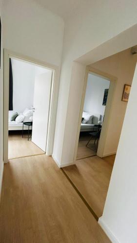 an empty room with two doors leading to a bedroom at Haus Rasink I Monteure I Teams I 160m2 I 5 Z I Terrasse I P I 2 WC I Küche I Smart TV in Ibbenbüren