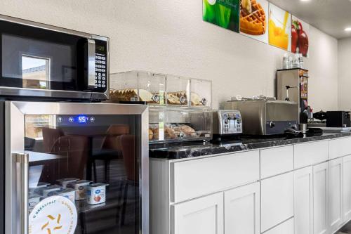 a kitchen with a counter with a microwave at Quality Inn Oskaloosa in Oskaloosa