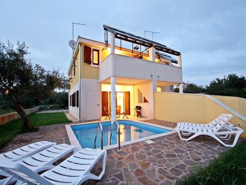 Bazén v ubytování Splendid Holiday Home in Novigrad near sea nebo v jeho okolí