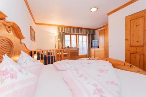 a bedroom with two white beds and a window at Frühstückspension Müllergut in Sankt Martin bei Lofer
