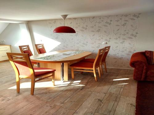 GladauHoliday Home in idyllic Ziesar near the Natuurpark的配有木桌椅的餐厅