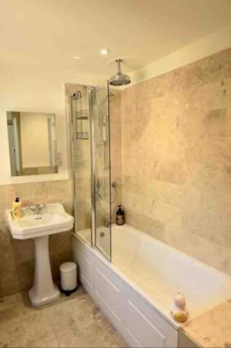 Ванная комната в Stunning unique period 2 bedroom apartment