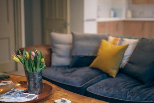 Гостиная зона в Stunning unique period 2 bedroom apartment