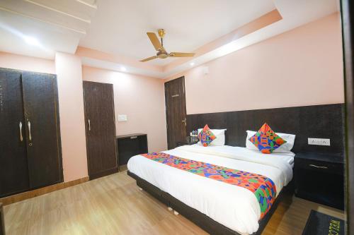 a bedroom with a bed and a ceiling fan at Hotel Moon Light Near Yashobhoomi Convention Centre in New Delhi